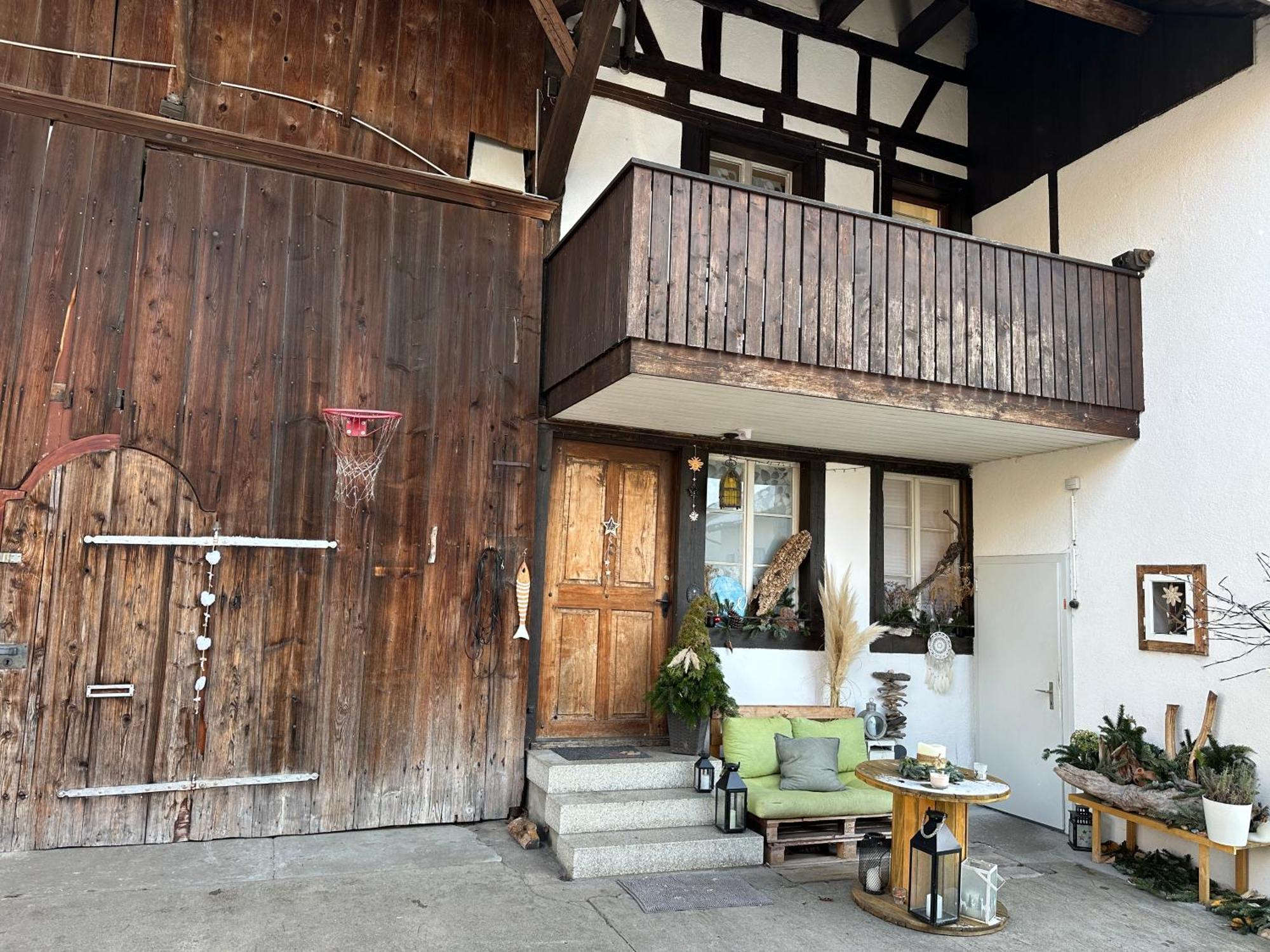Charmante 3,5 Zimmer Wohnung In Bauernhaus Volketswil Exterior foto